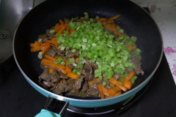 芹芹红萝卜牛肉的做法图解3