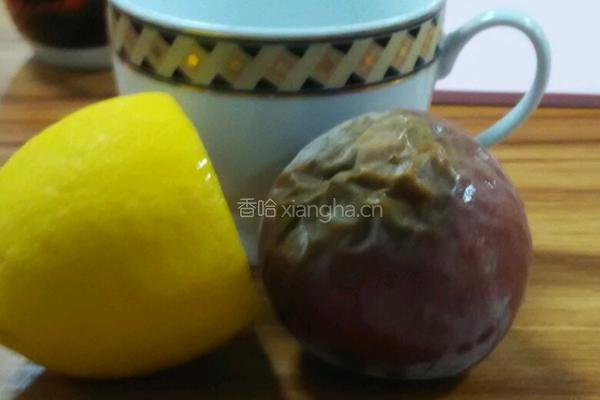 柠檬百香果水的做法图解1