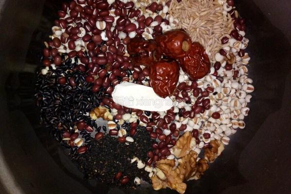 红豆薏米红枣核桃粥的做法图解1
