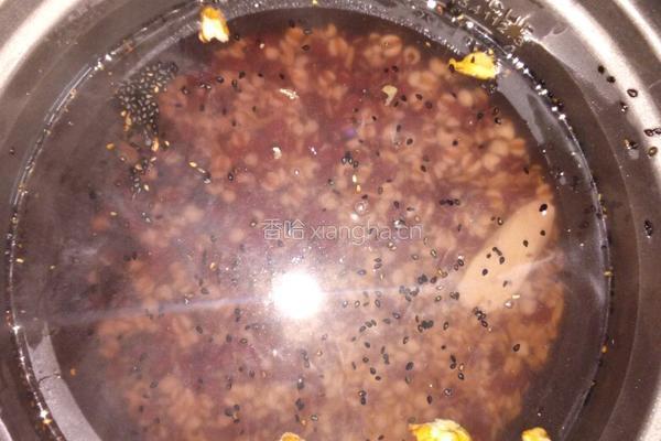 红豆薏米红枣核桃粥的做法图解2