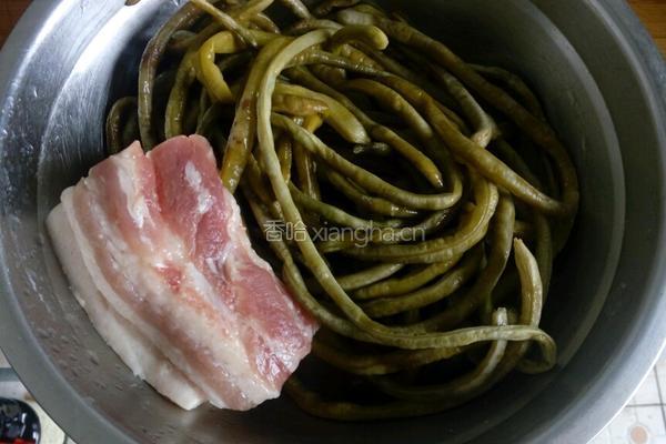 酸豆角炒肉的做法图解1