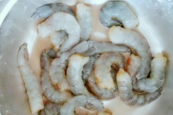 虾仁卷心菜炒面的做法图解1