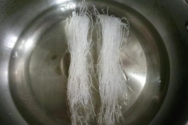 猪骨香菇粉丝汤的做法图解1