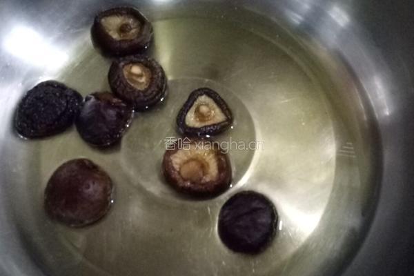 猪骨香菇粉丝汤的做法图解2