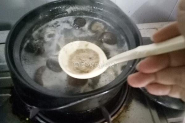猪骨香菇粉丝汤的做法图解7