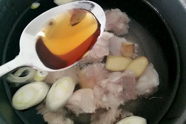 白萝卜玉米排骨汤的做法图解7