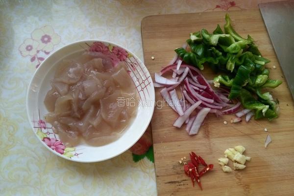 辣椒炒魔芋豆腐的做法图解1