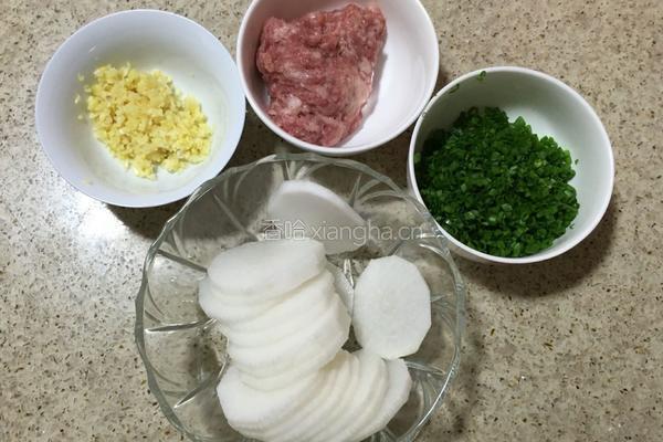 蒸萝卜肉卷的做法图解1