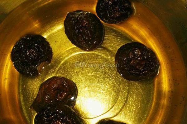 香菇炖鸡腿的做法图解1
