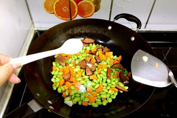 青豆炒腊肉的做法图解7
