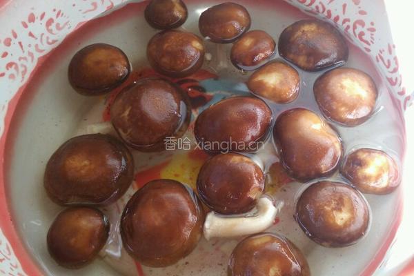 耗油香菇烧鸡翅的做法图解1