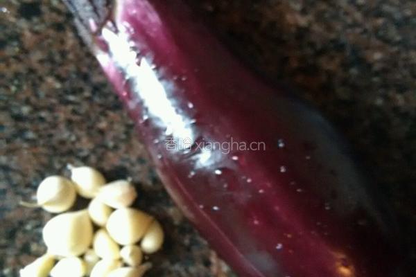 蒜泥拌蒸茄的做法图解1