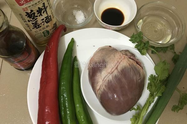 猪心炒辣椒的做法图解1