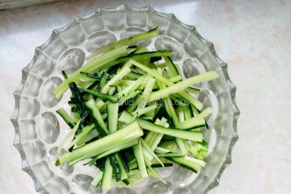 凉拌黄瓜豆芽胡萝卜的做法图解3