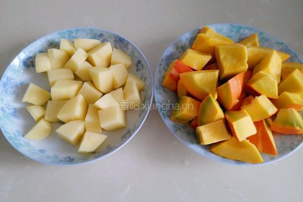 南瓜炖土豆的做法图解1
