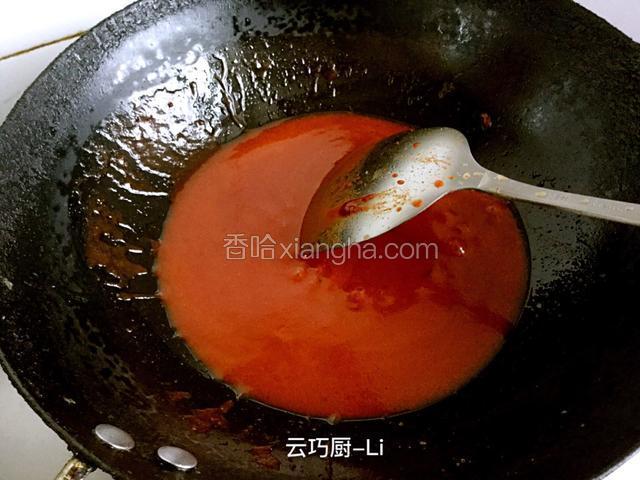 放15克料酒、10克米醋、1勺番茄司、少许水翻炒。