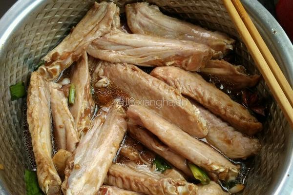 家常鸭翅的做法图解1