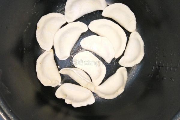 电饭锅煎饺的做法图解3
