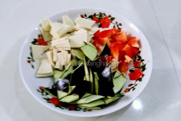 豆腐片炒茄子的做法图解1