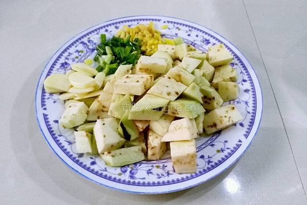 豆腐片炒茄子的做法图解2