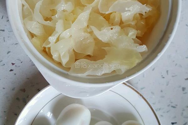 酒酿银耳炖蛋的做法图解1