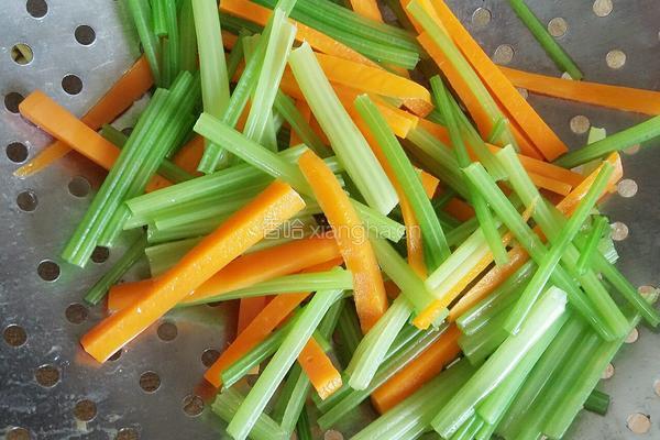 芹菜胡萝卜炒瘦肉的做法图解6