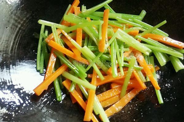 芹菜胡萝卜炒瘦肉的做法图解10