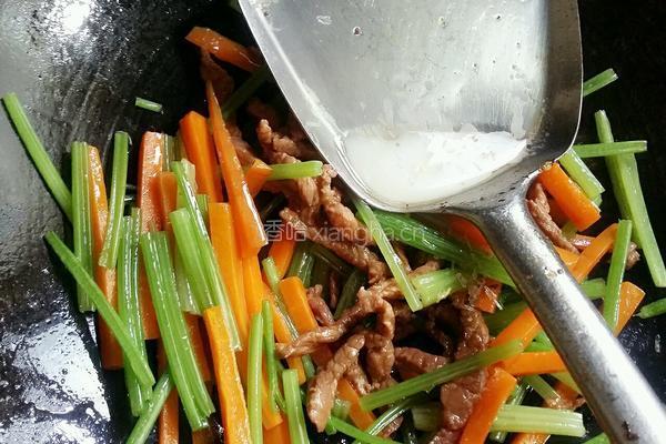 芹菜胡萝卜炒瘦肉的做法图解12