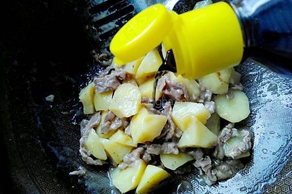 土豆焖牛肉的做法图解8