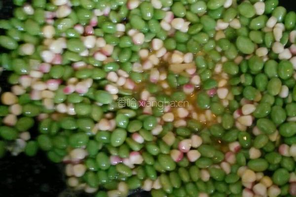 青椒炒毛豆玉米粒的做法图解4