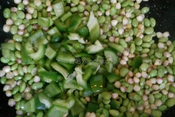 青椒炒毛豆玉米粒的做法图解5
