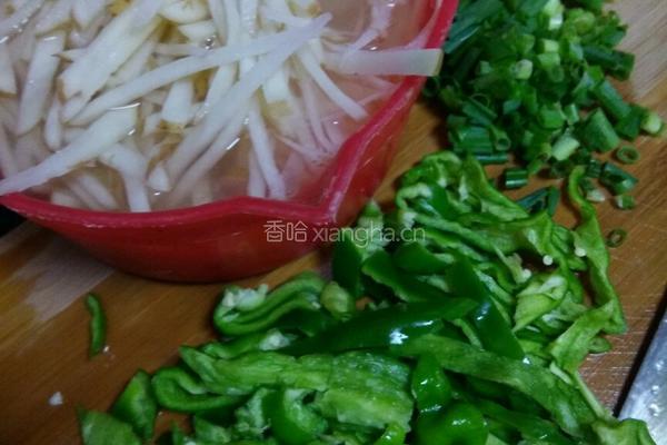 青椒土豆的做法图解1