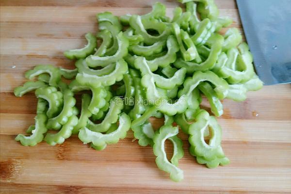 豆豉苦瓜的做法图解1