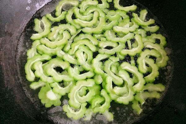 豆豉苦瓜的做法图解2