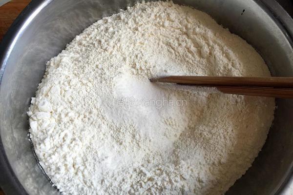 烫面黑芝麻薄饼的做法图解1