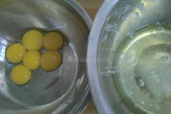 蔓越莓果酱蛋糕卷的做法图解2