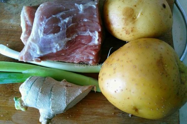 红烧肉炖土豆的做法图解1