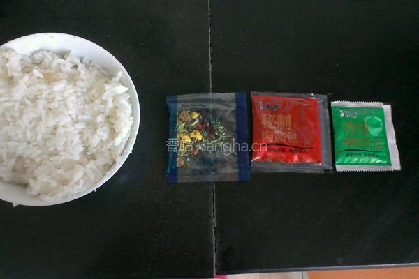 方便面味炒米饭的做法图解1