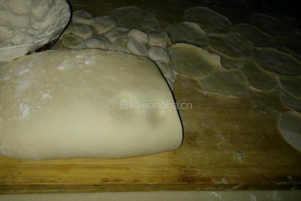 韭菜猪肉馅水饺的做法图解1