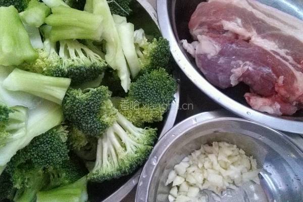 猪肉炒西兰花的做法图解1