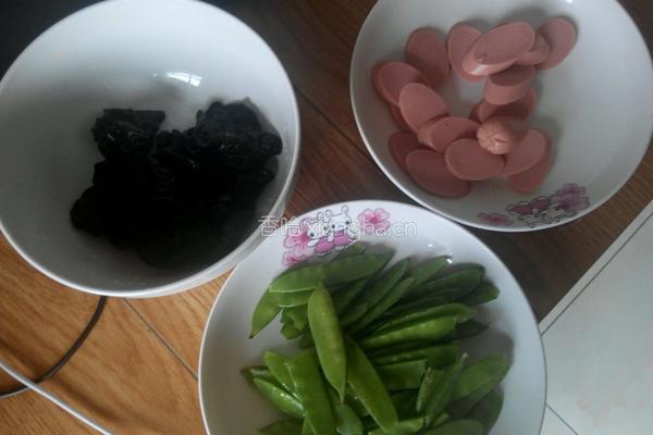 荷兰豆炒木耳的做法图解1