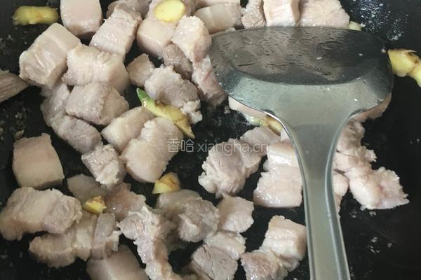 土豆红烧肉的做法图解1