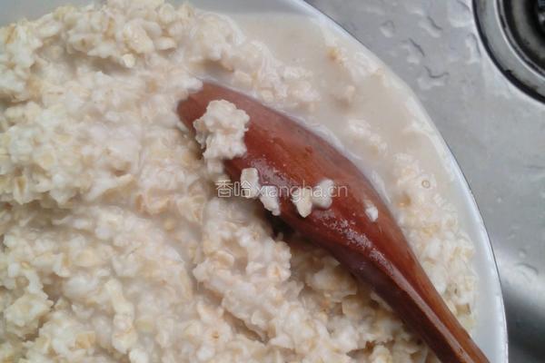 香蕉牛奶燕麦粥的做法图解3