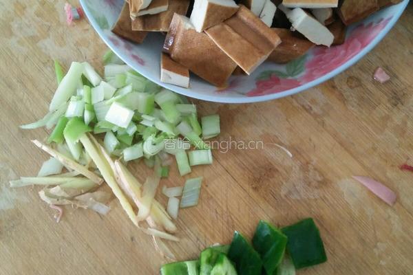 辣椒炒豆干的做法图解1