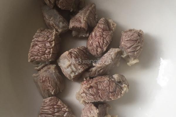 腐竹牛腩煲的做法图解1
