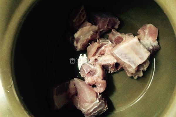 排骨胡萝卜玉米汤的做法图解1