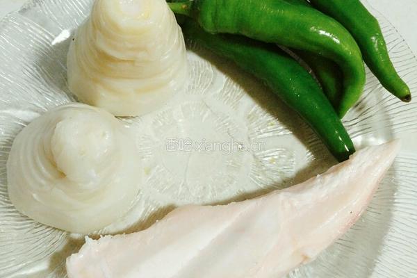 肥肉爆炒青椒酸笋的做法图解1