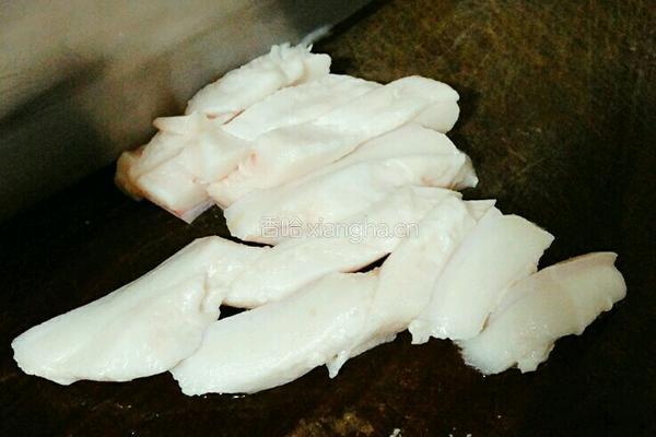 肥肉爆炒青椒酸笋的做法图解4
