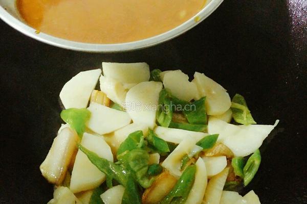 肥肉爆炒青椒酸笋的做法图解8