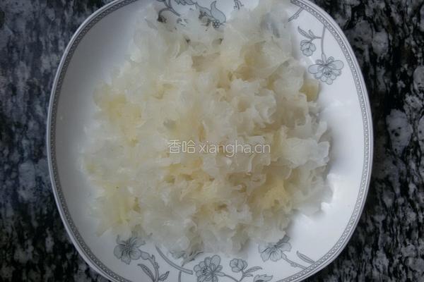 银耳莲子红枣汤的做法图解1